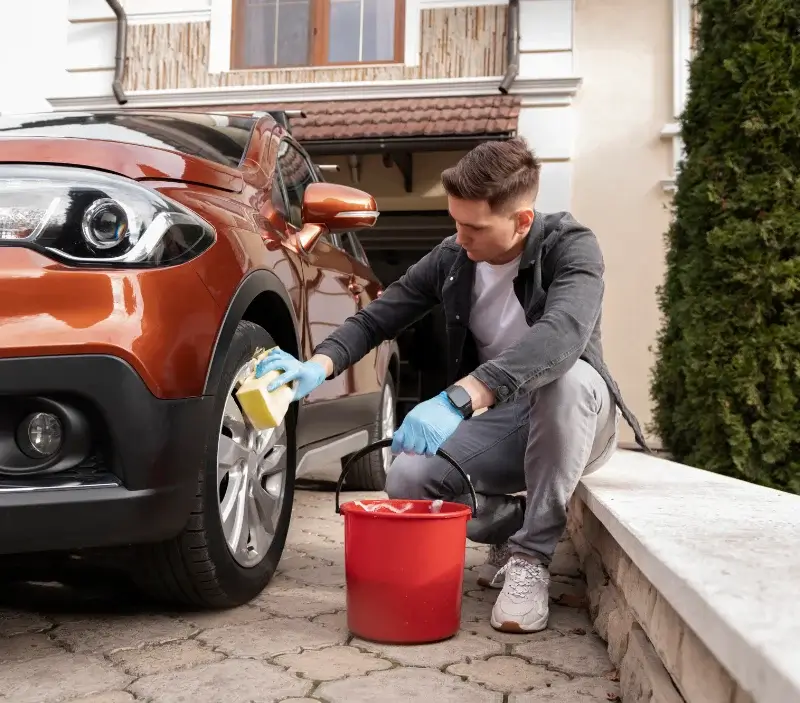 Lavage auto à domicile Montjoire : professionnel intervenant sur un véhicule